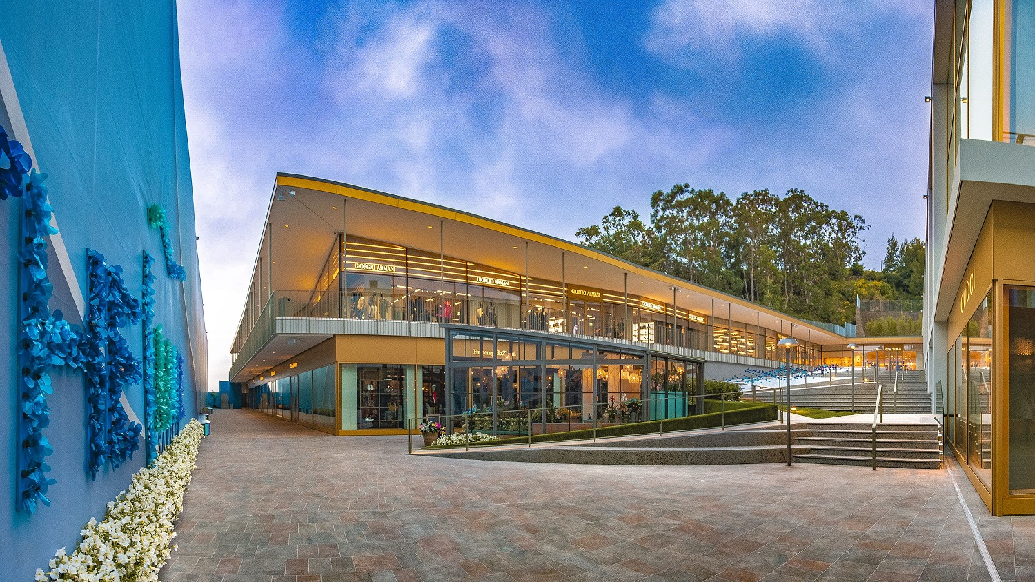 The Mall Luxury Outlets la moda in Riviera, a pochi minuti da Giuan.